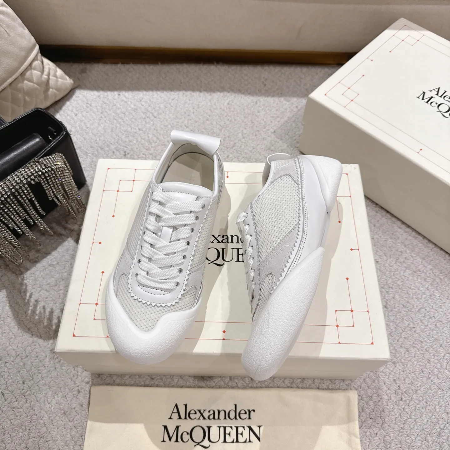 👟👟Ex-factory price 600👟👟 Men's size +10 2025 McQueen's new AIexanderMcQUEEN✅ The original quality has been certified! The original version is reproduced 1:1, and the latest lace-up casual shoes are released simultaneously. • McQueen logo • Round toe box • Lightweight segmented sole design, made of imported stretch breathable fabric + grained cowhide, soft inner lining and insole, comfortable for walking and not stuffy on the feet. Five colors: black/white·white·off-white·black/brown·yellow Fabric: grained cowhide + stretch fabric + cow suede Insole: imported sheepskin Women’s model: 35–40 (40 for women is not returnable) Men’s model: 39–45 (45 for men is not returnable)